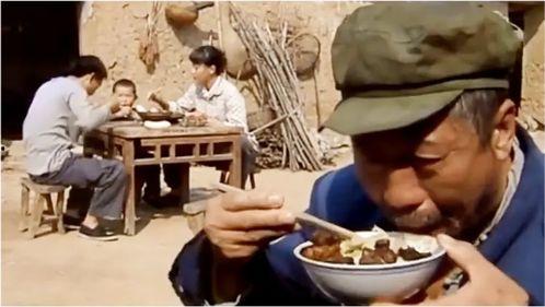 全家搬凳围观吃瓜,共享欢乐吃瓜时光