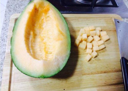 老姨吃哈密瓜好吗,甜蜜滋味，健康共享